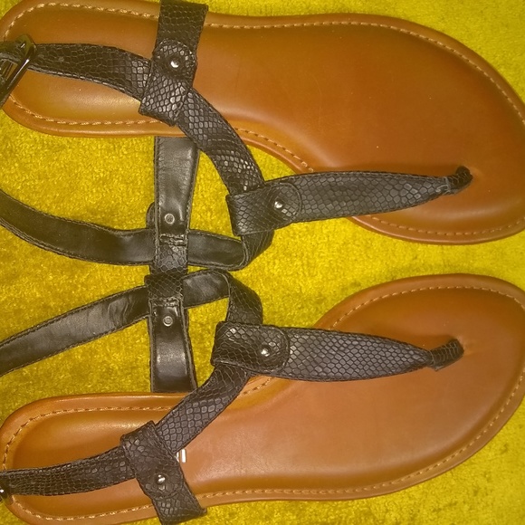EUC Gianna Bini Black Thong Sandals Size 7.5 - Picture 1 of 4